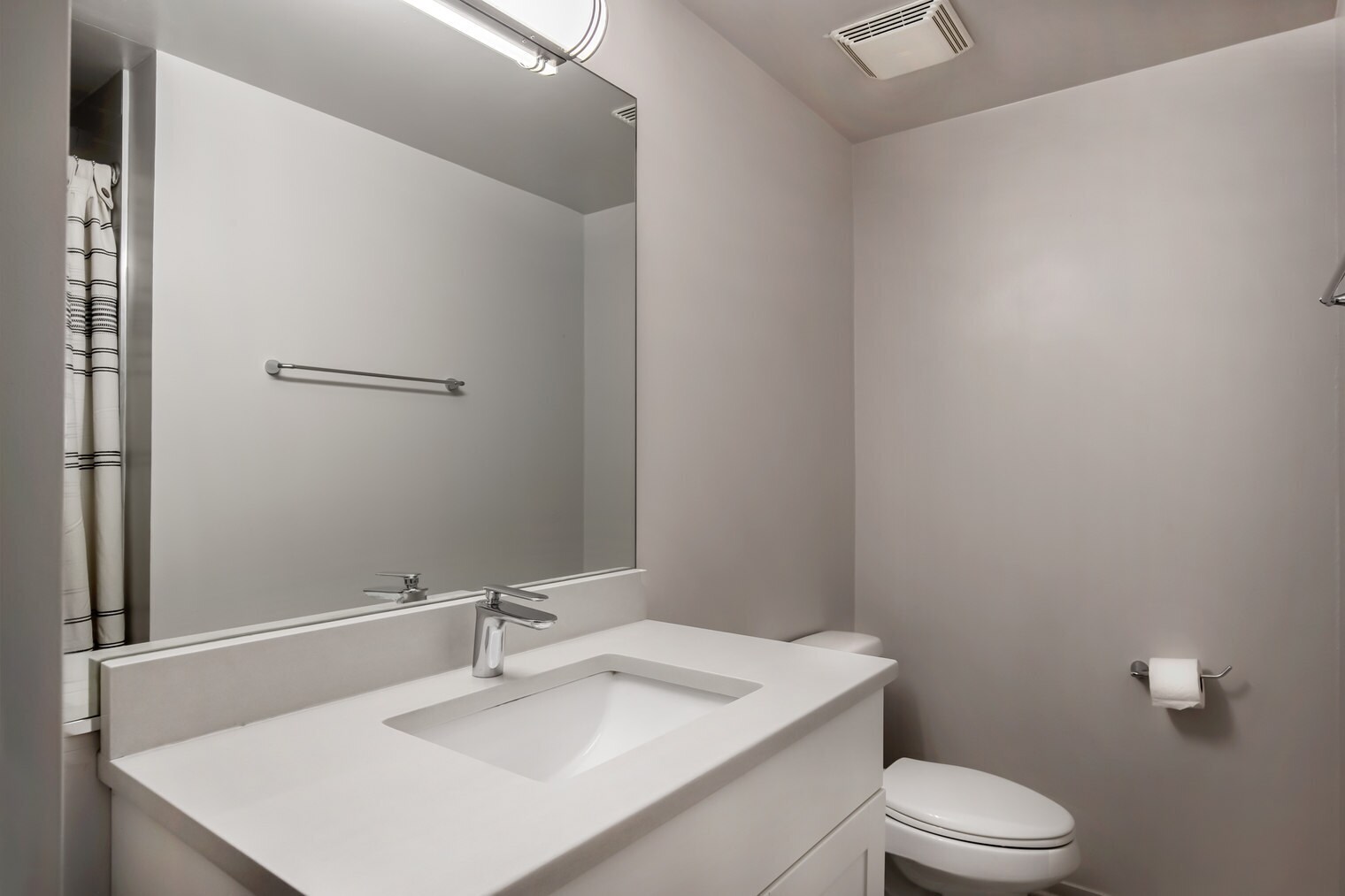 Building Photo - 30 E Roosevelt Rd