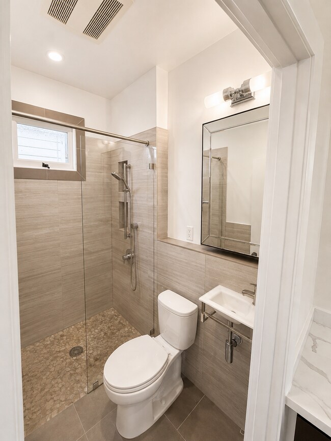 Building Photo - Luxury 3BR Victorian | Designer Home | Mission District | In-Unit Landry