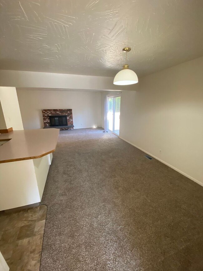 Building Photo - SINGLE FAMILY HOME ON HILLCREST (APP#72)