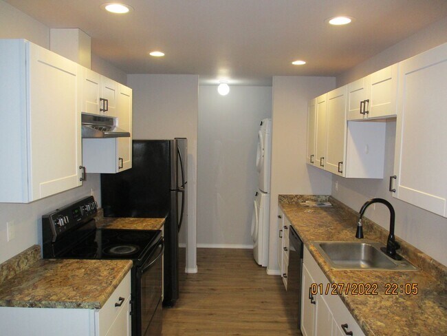 Building Photo - Beautifully remodeled 3 bed, 3 bath Duplex