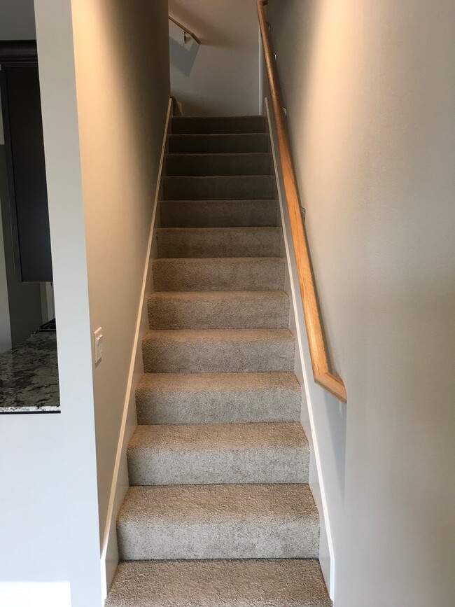 Building Photo - 4 Bedroom West Redding Townhome