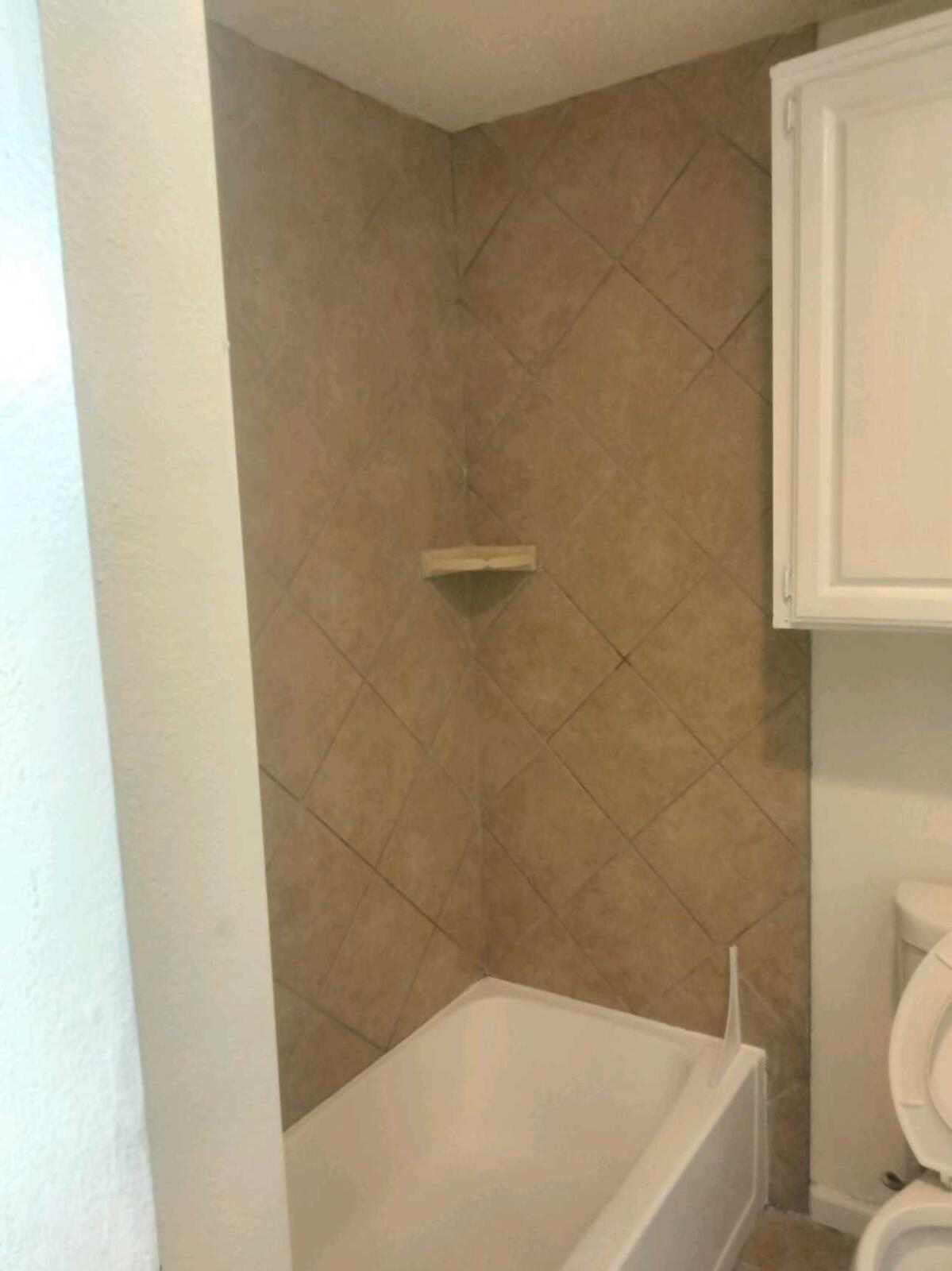 Tile in Tub - 279 Moss St