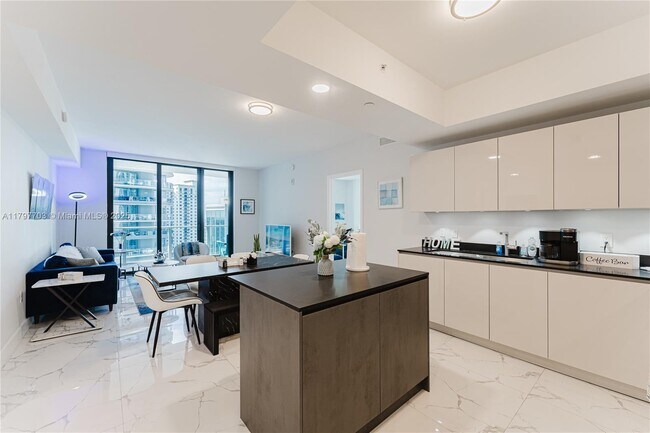 Building Photo - 1010 Brickell Ave