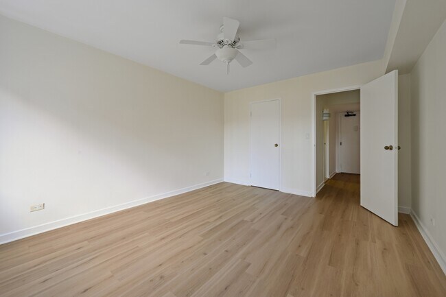 Building Photo - 253 E Delaware Pl