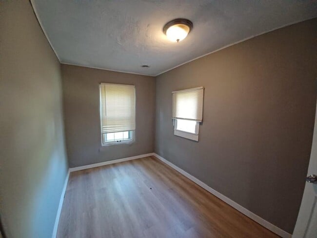 Building Photo - 10179 Bon Oak Dr