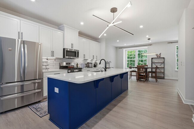 Building Photo - BEAUTIFUL TOWNHOME IN A GREAT AMENTIES!