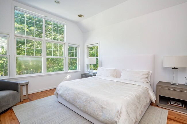 Building Photo - 528 Wainscott NW Rd