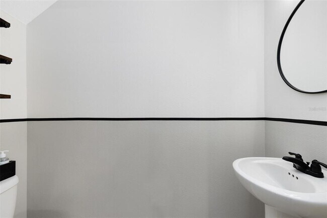 Building Photo - 528 Madison Dr