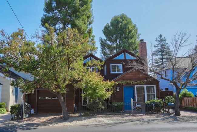 Primary Photo - 3 Bed/ 2 Bath Palo Alto home in the heart ...