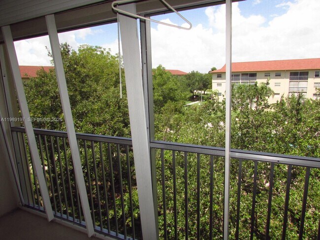 Building Photo - 1400 SW 124th Terrace