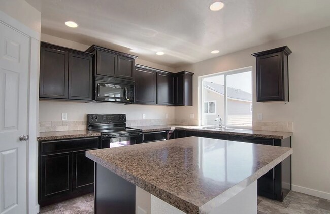 Building Photo - Comfortable Living in a Beautiful, Well-Kept Home