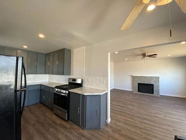 Building Photo - Sunny Seaside 3 Bedroom House -  December Move In Special $500 Off First Months Rent!