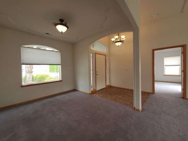 Building Photo - Beautiful South Richland 3-Bedroom Rambler with Open Floor Plan & Spacious Primary Suite!