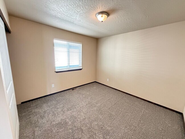 Building Photo - Radiant Lake Rancher