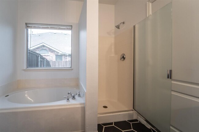 Building Photo - 2741 Sunlight Dr
