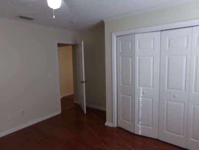 Building Photo - Nice 3/2 in convenient location