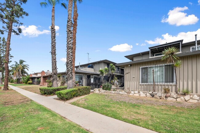 Building Photo - 10618 Crenshaw Blvd