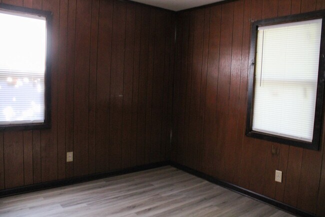 Building Photo - 204 Park Ave W