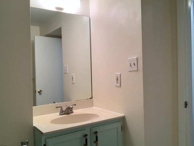 Building Photo - DC Studio in "Old City"  - Furnished!! Murphy bed & small sofa.