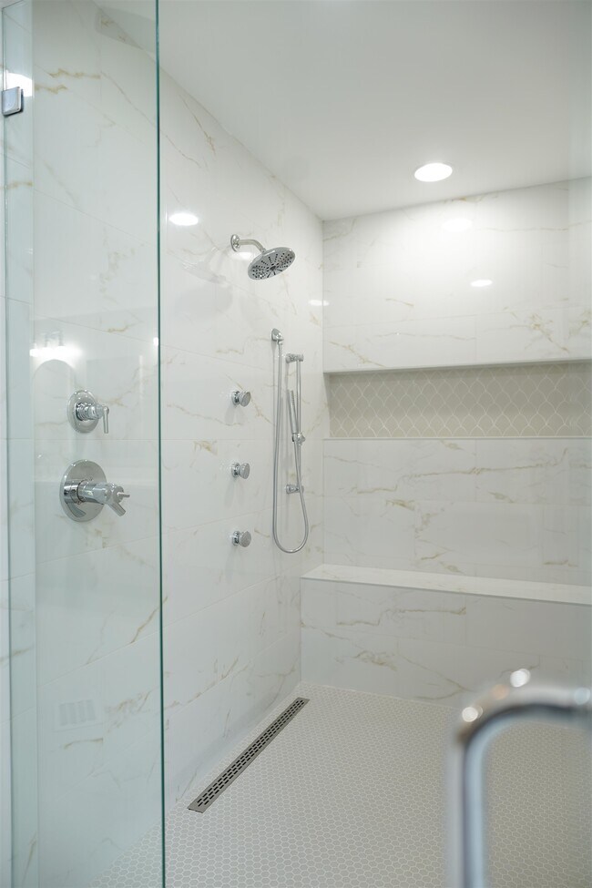Building Photo - 9711 Pine Point Dr