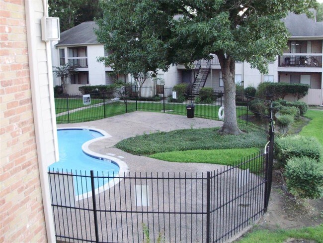 Building Photo - 17331 Red Oak Dr