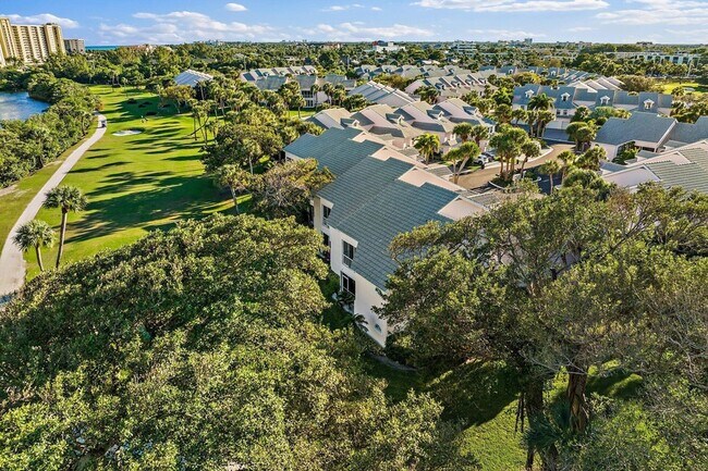 Building Photo - 2505 Fairway Dr N
