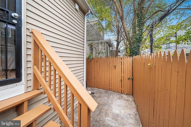 Building Photo - 426 N Holly St