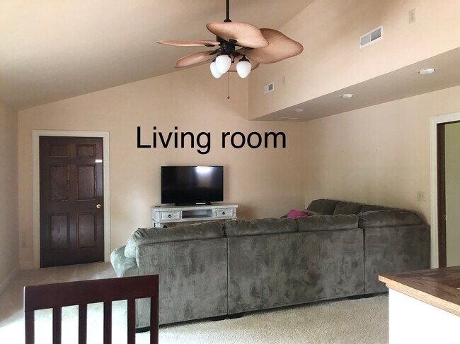 Building Photo - 2 bed / 2 bath UPSTAIRS of triplex