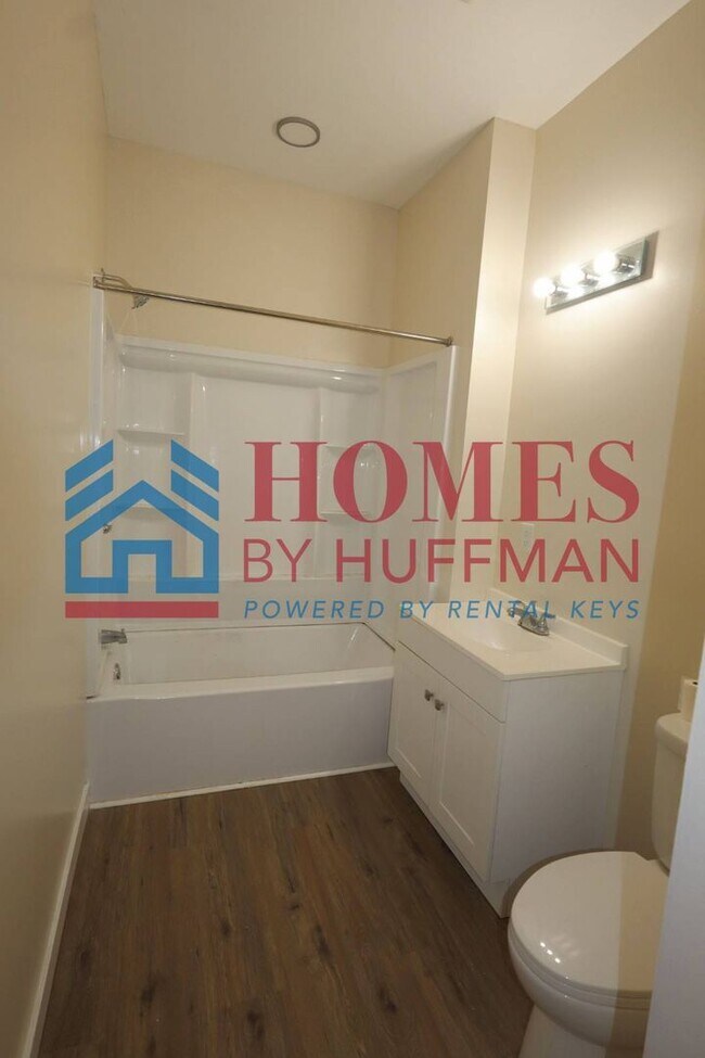 Building Photo - Four Bedroom House | One Bathroom