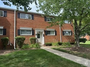 Building Photo - 628 E Fox Hills Dr