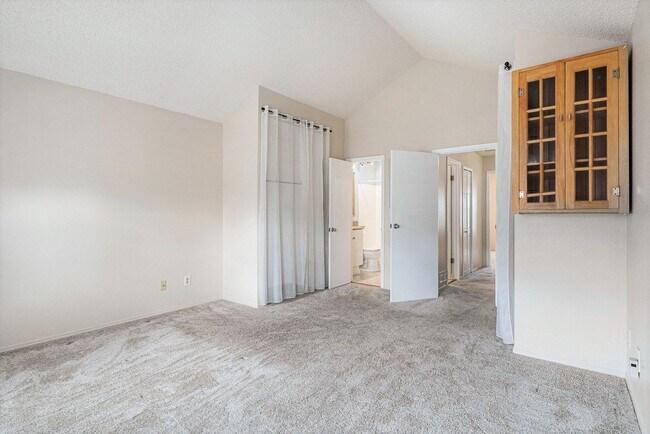 Building Photo - 3 Bedroom 2 Bathroom End Unit Townhome!