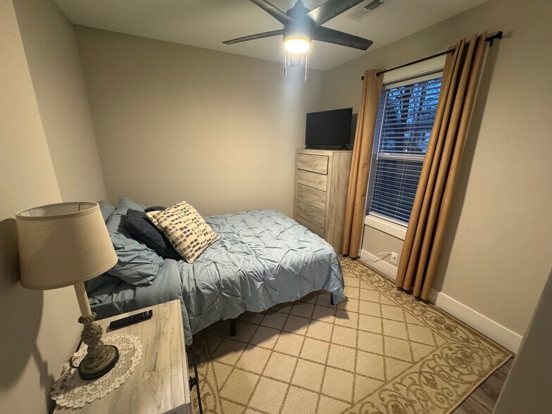 Building Photo - 4610 Meadow Ct