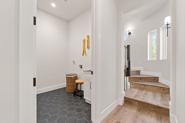 Building Photo - $11,995 - Stunning Executive Estate in Willow Glen