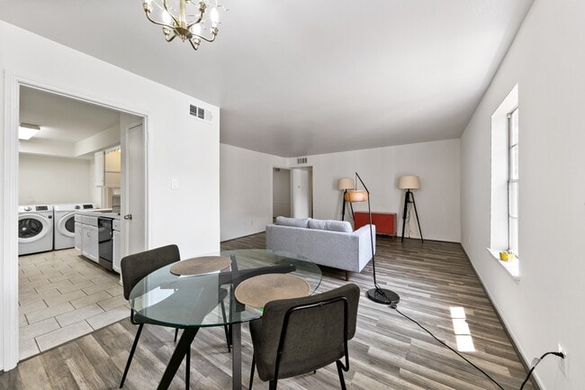 Building Photo - 361 N Post Oak Ln