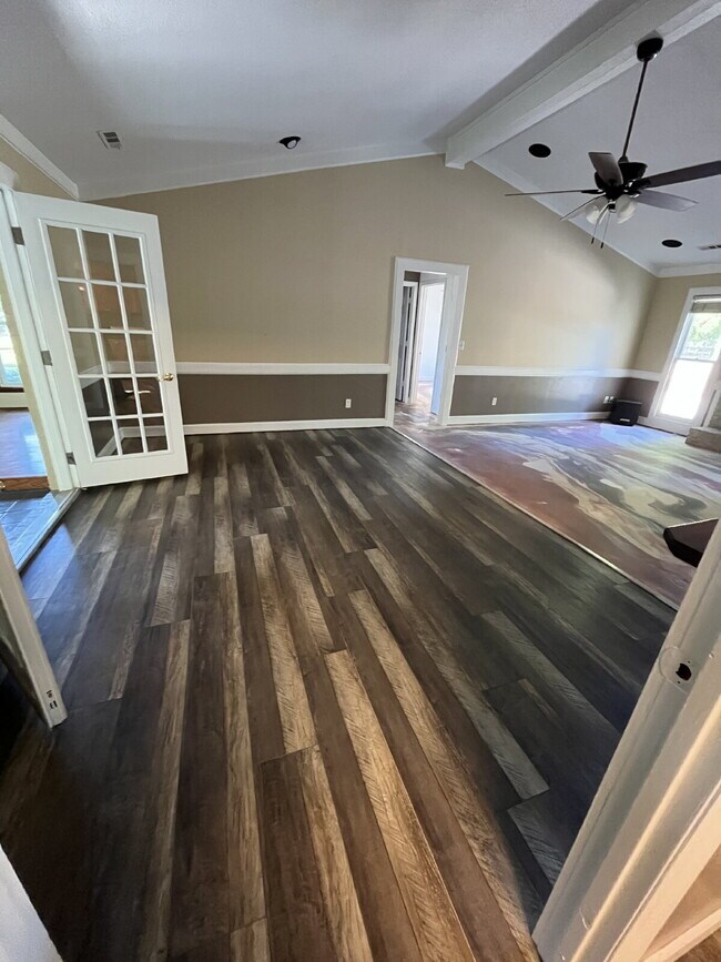 Building Photo - "Charming 3-Bedroom Retreat with Granite Elegance & Cozy Fireplace in Kernersville!"