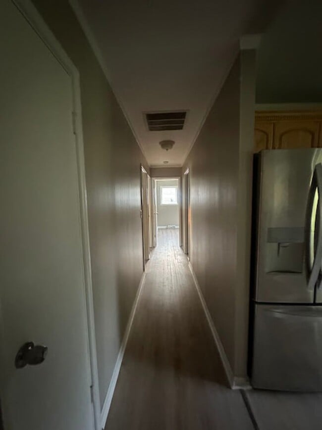 Building Photo - Spacious 3 bedroom 2 bathroom ranch.