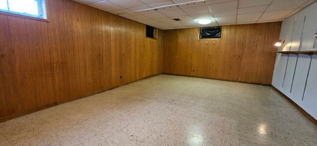 Building Photo - Beautiful Virginia Vale 4 Bedroom Split Level - New Paint, Carpet, Blinds - AVAILABLE NOW!