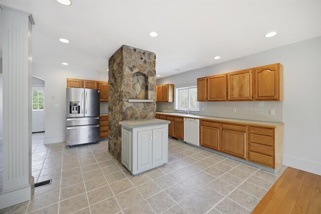 Building Photo - 564 Main St