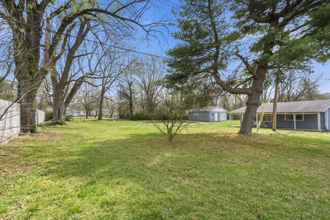 Building Photo - 1 Bedroom | 1 Bathroom | House with Carport | Located on a Quiet Street| Lawn Care and Trash Incl...