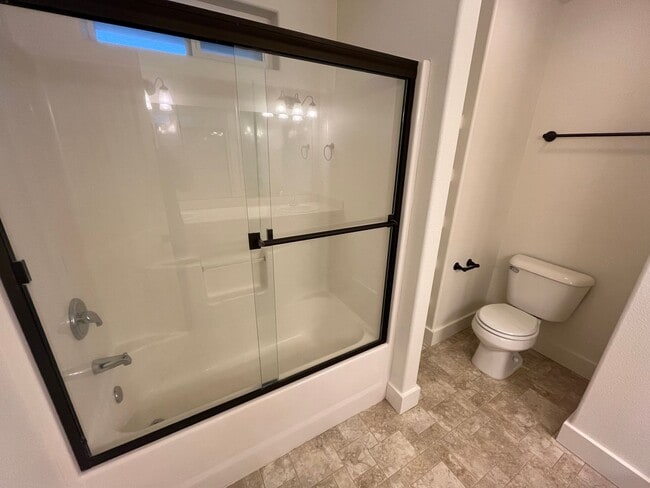 Building Photo - 3 Bed/2.5 Bath Single Family Home Close to the Old Mill