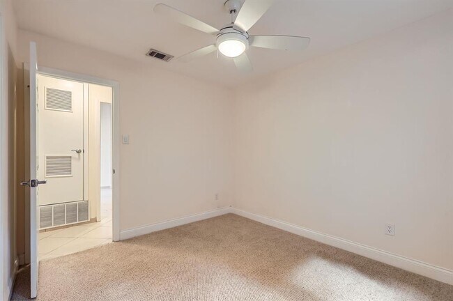 Building Photo - 3004 Maywood Cir