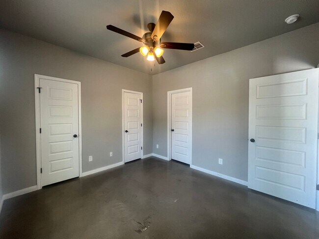 Building Photo - Luxury 3/2 Duplex in Seguin, Texas