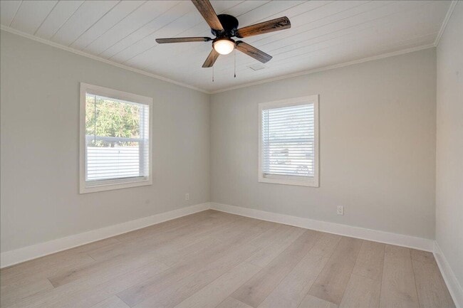 Building Photo - 320 NW 6th Ave