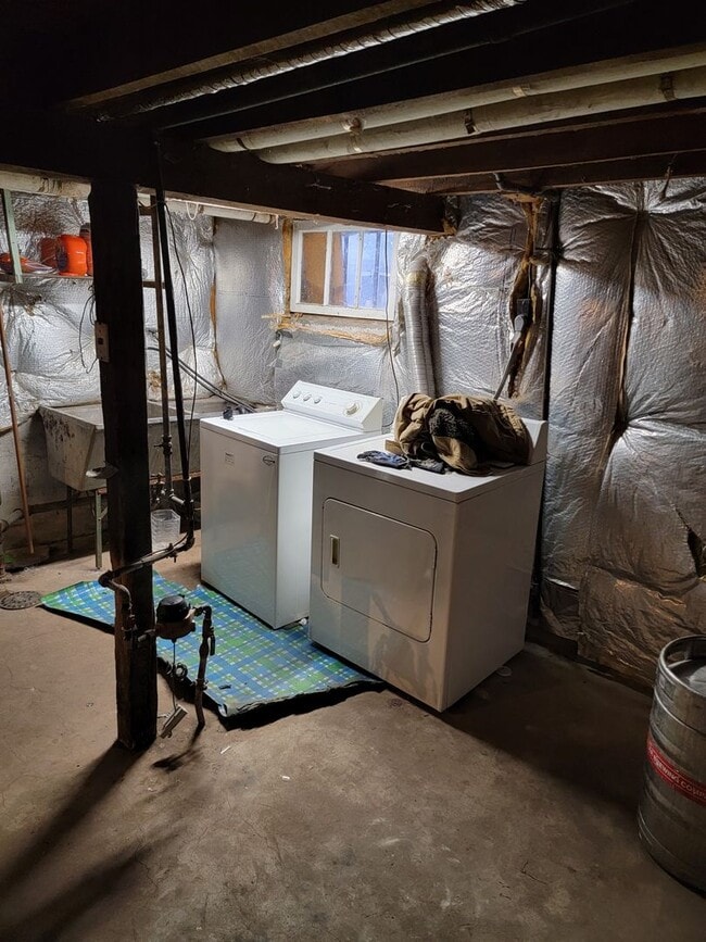 Building Photo - AVAILABLE JUNE - 3 Bed 1 Bath w/ Private Fenced Yard - $250 Off First Months Rent!