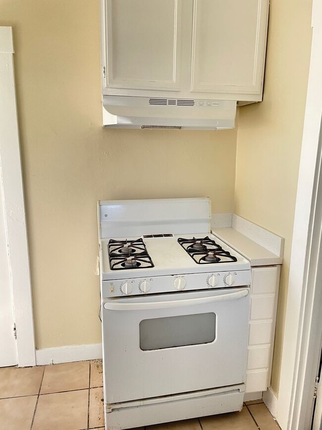 Building Photo - Available Now -  2 Bedroom House
