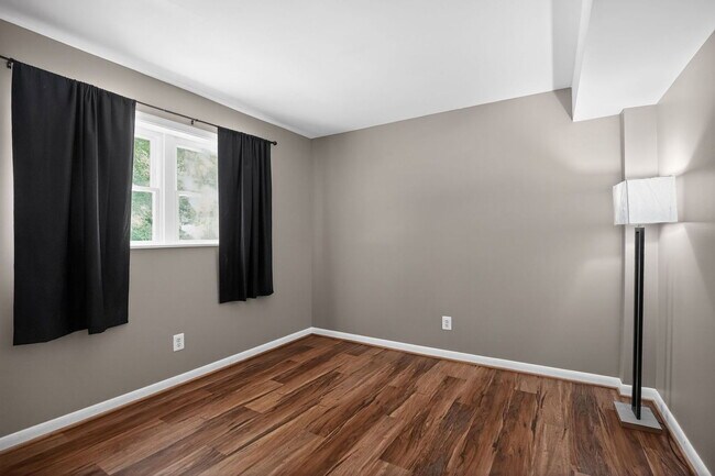 Building Photo - 46483 Rosewood Dr