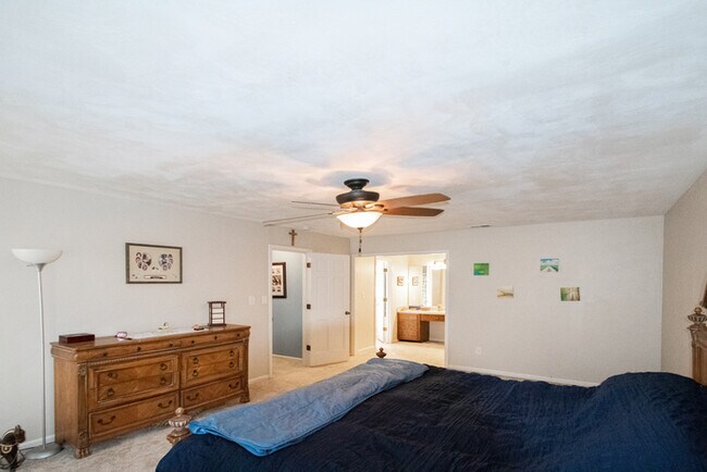 Building Photo - GORGEOUS 5 BEDROOM HOME LOCATED IN SALEM W...