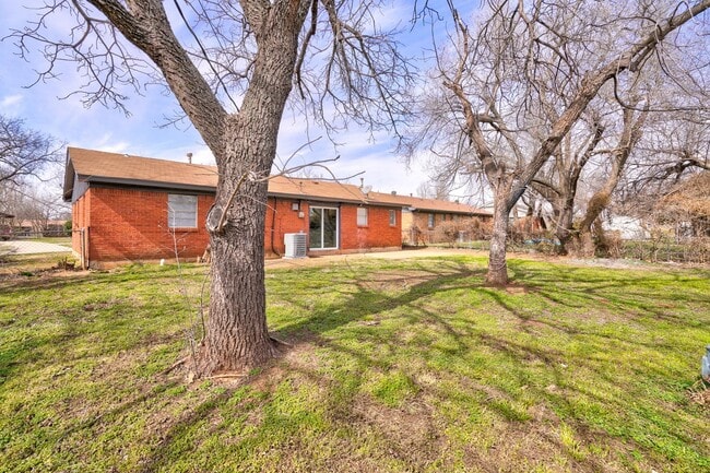 Building Photo - Beautifully Remodeled 4 bedroom with 1 1/2...