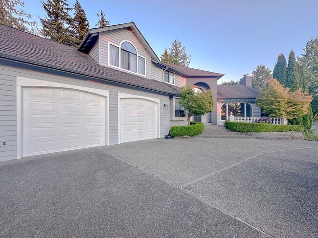 Building Photo - Elegant 4-bed, 4-bath