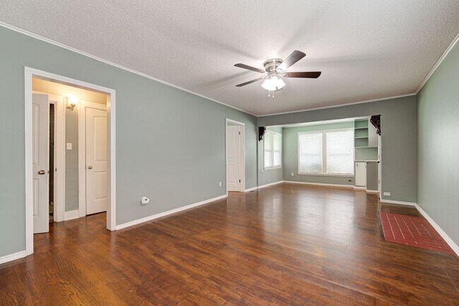 Building Photo - Super Cute Brick Home in Uptown OKC!